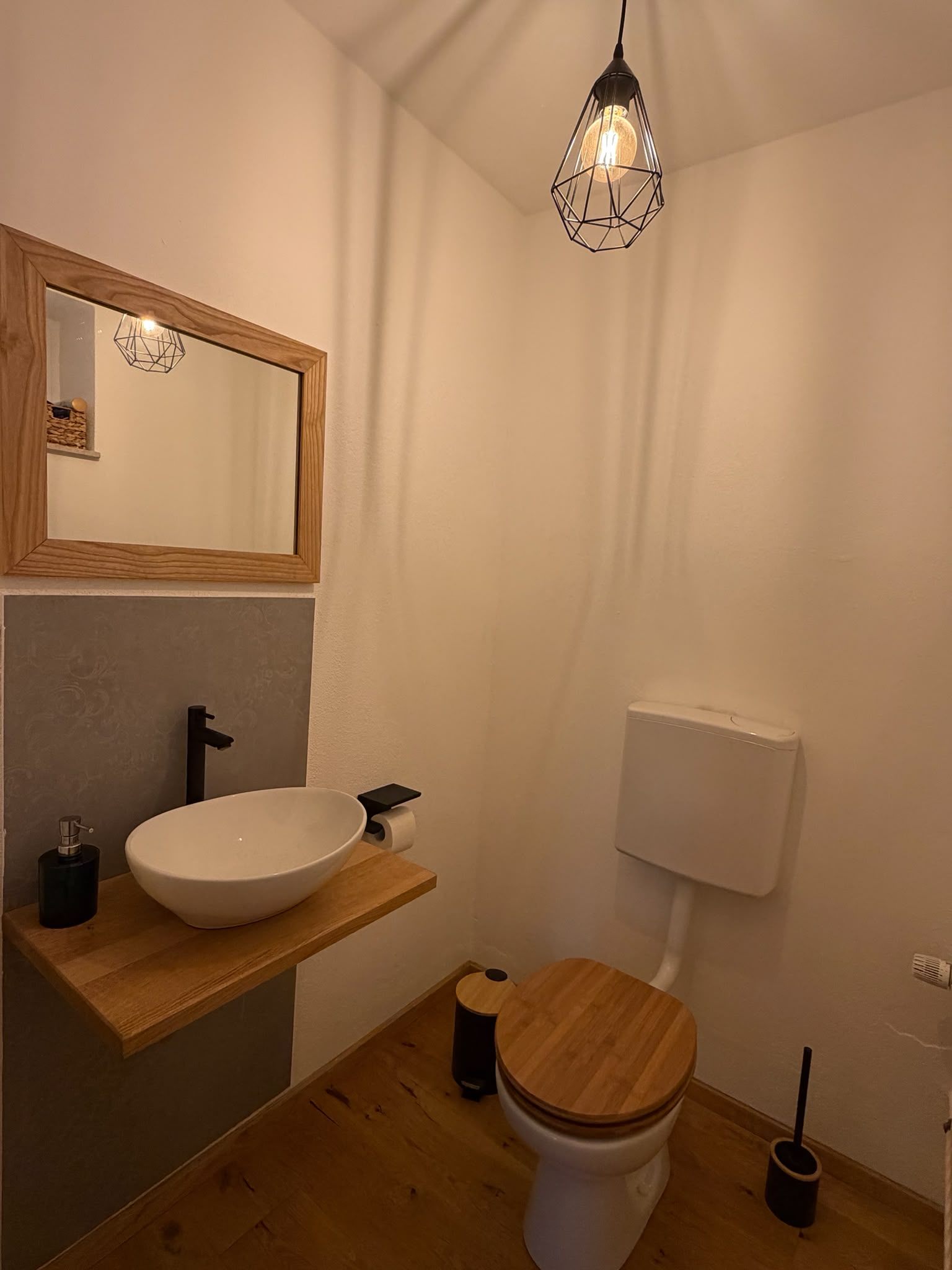 Gäste-WC mit Waschtischplatte aus Eiche, Spiegel mit Holzrahmen und Dielenboden