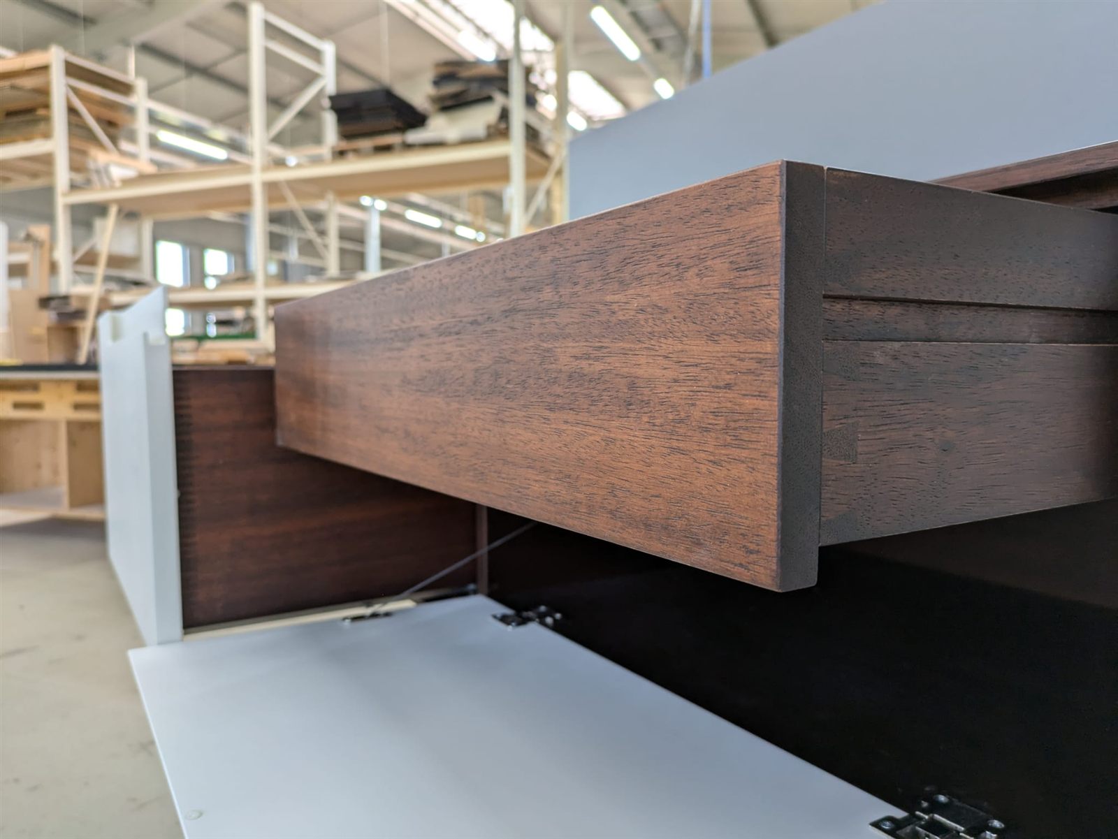 Ausgezogene Schublade des Sideboards aus gebeiztem Mahagoni