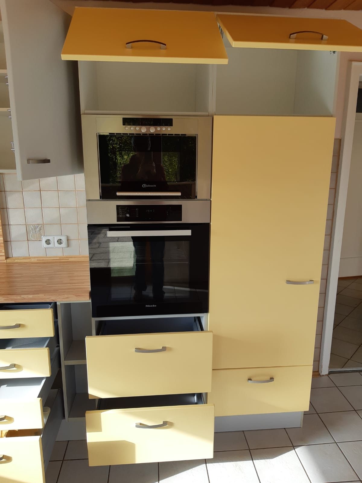 Die Küche in der alten Wohnung: gelbe Fronten, Buche-Arbeitsplatte