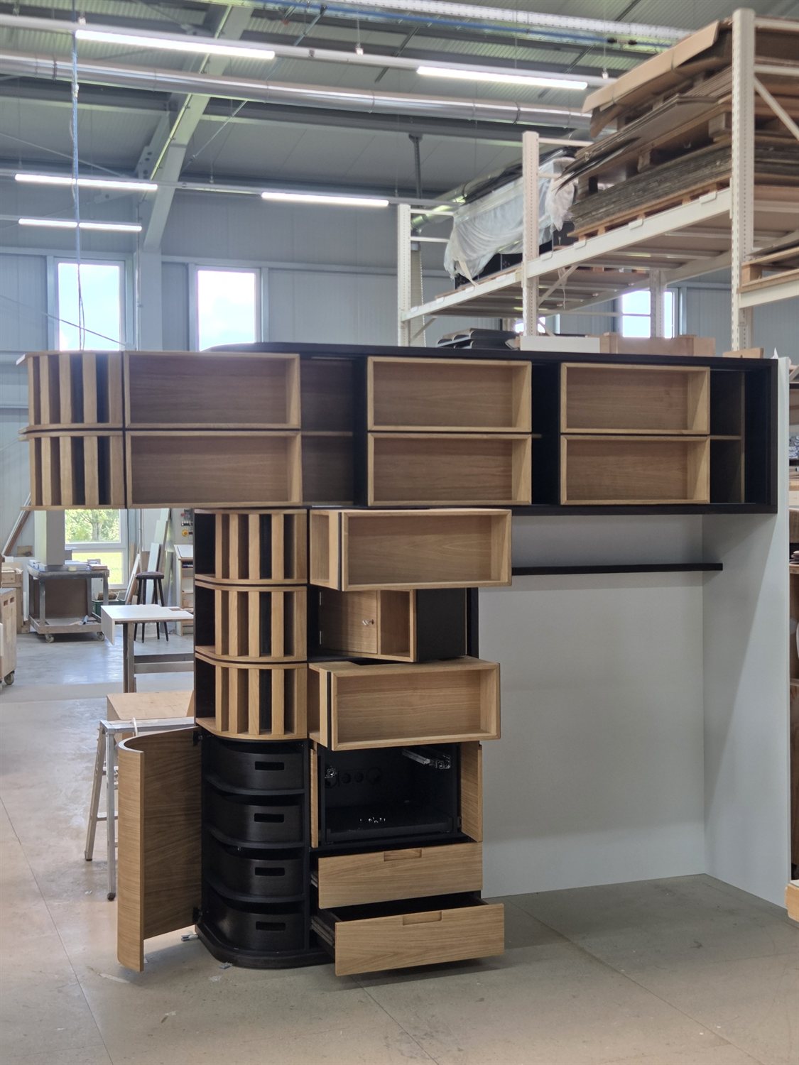 Der Schrank in der Werkstatt von vorn, mit ausgezogenen Schubladen und geöffnetem Rundkorpus